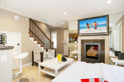 Multi-Level 2BR-Fast WiFI-Free Parking -CM-1 House in Costa Mesa