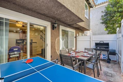 Stylish- Multi-Level- Patio- Games - Fast WIFI-CM3 House in Costa Mesa