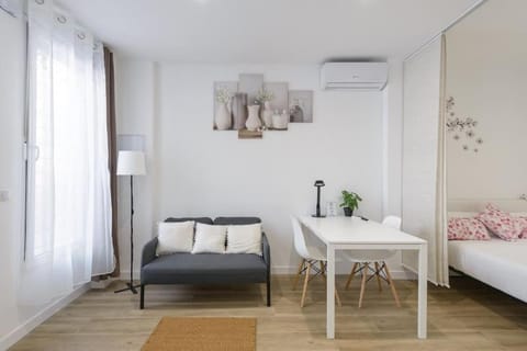 Living room, Seating area, air conditioner
