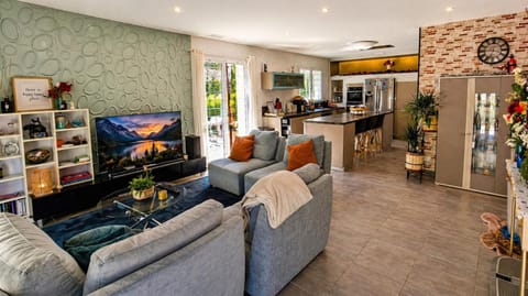 TV and multimedia, Kitchen or kitchenette, Living room, Seating area