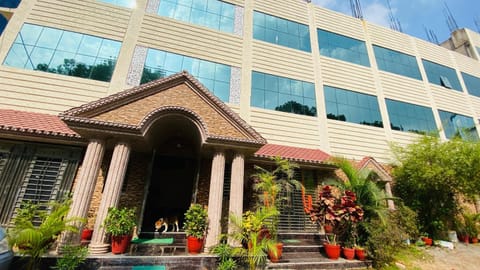 Property building, Facade/entrance, Garden
