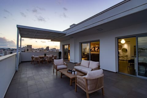 Patio, View (from property/room), Balcony/Terrace, Living room, Seating area, Dining area