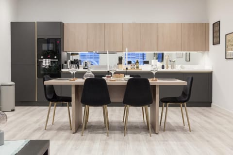 Coffee/tea facilities, Kitchen or kitchenette, Seating area, Dining area, oven, stove