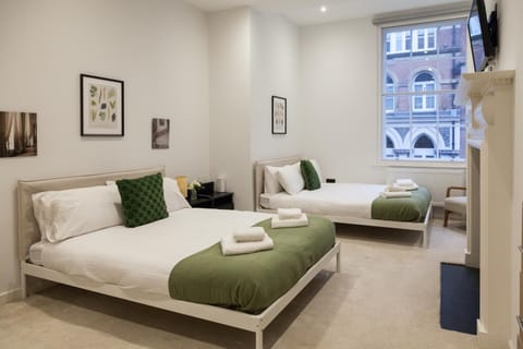 Bed, TV and multimedia, Photo of the whole room, Bedroom, towels