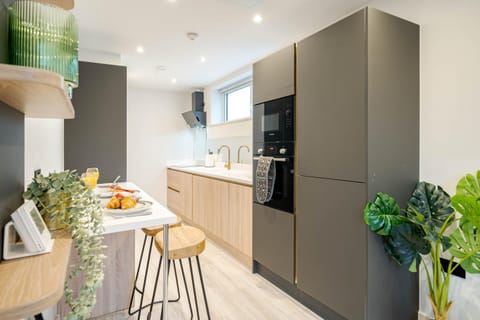 Kitchen or kitchenette, Food and drinks, Dining area, minibar, oven, stove