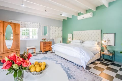 Bed, Living room, Photo of the whole room, Seating area, Bedroom, air conditioner