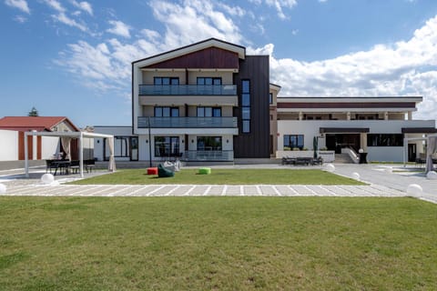 Property building, Restaurant/places to eat