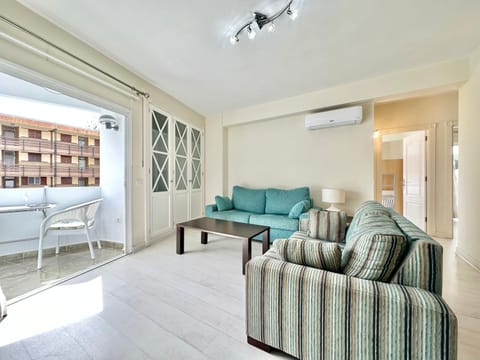 Balcony/Terrace, Living room, Photo of the whole room, Seating area, Dining area, Beach, Animals, Animals, Pets, Pets, City view, Street view, Area and facilities, Location, furniture, pet friendly, pet friendly, storage, wardrobe, elevator, air conditioner