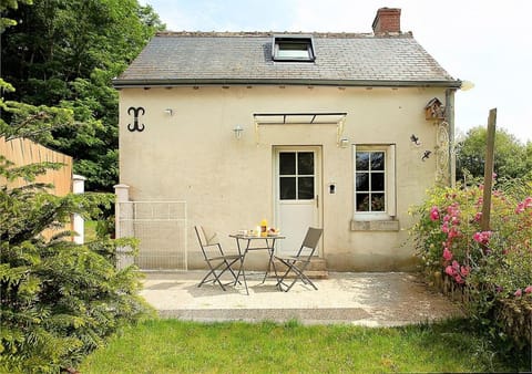 Property building, Patio, Facade/entrance, Garden, Dining area