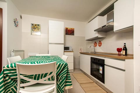 Kitchen or kitchenette, Dining area, oven, stove