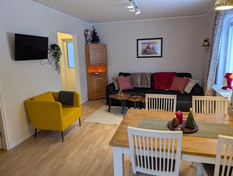 Communal lounge/ TV room, TV and multimedia, Living room, Seating area, Dining area, Evening entertainment