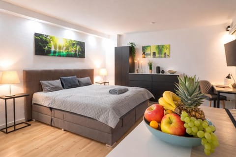 Bed, TV and multimedia, Living room, Food and drinks, Photo of the whole room, Seating area, Bedroom
