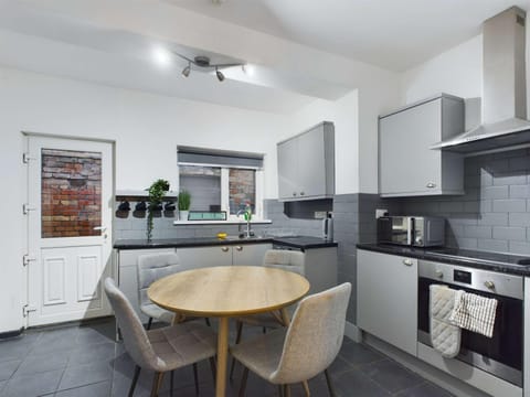 2BR Near bustling Lisburn Road Apartment in Belfast