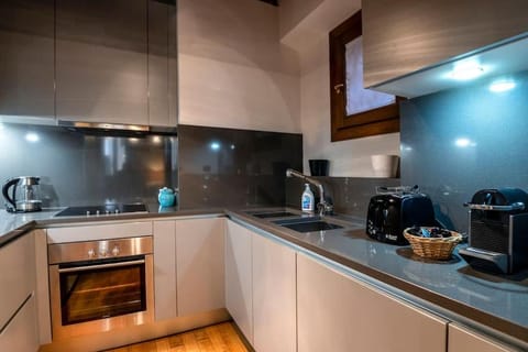 Coffee/tea facilities, Kitchen or kitchenette, stove, toaster