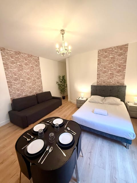Bed, Seating area