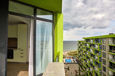 Property building, Day, Natural landscape, Balcony/Terrace, Swimming pool