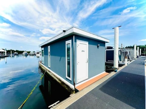 ''Statia'' Cozy & Romantic Houseboat in Maastricht House in Maastricht