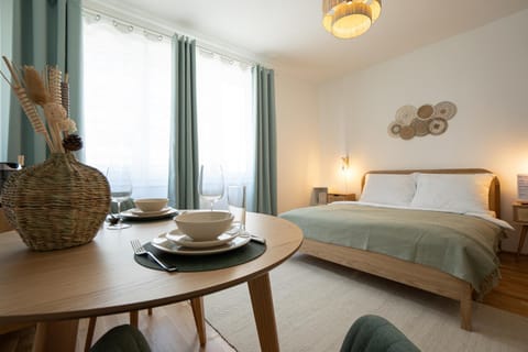 Bed, Dining area, Bedroom