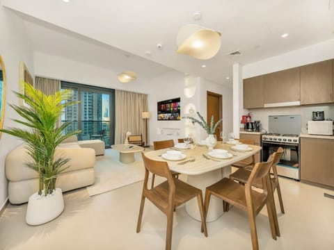 Coffee/tea facilities, Kitchen or kitchenette, Seating area, Dining area, microwave, oven, stove, toaster