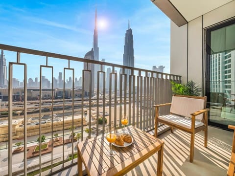 View (from property/room), Balcony/Terrace, Seating area, City view