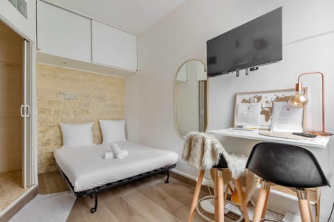 Bed, TV and multimedia, Photo of the whole room, Seating area, Bedroom