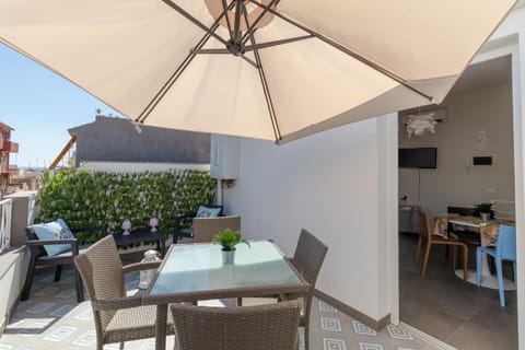 Property building, Balcony/Terrace, Living room
