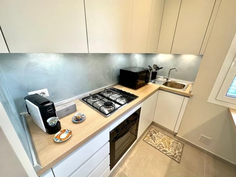 Coffee/tea facilities, Kitchen or kitchenette, dishwasher, stove
