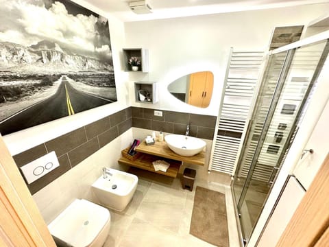 Shower, Toilet, Bathroom, bidet, towels