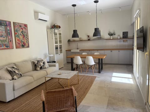 TV and multimedia, Kitchen or kitchenette, Living room, Seating area, Dining area, air conditioner