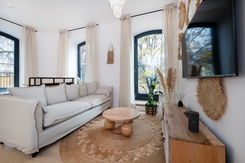 Communal lounge/ TV room, TV and multimedia, Living room, Seating area, Evening entertainment
