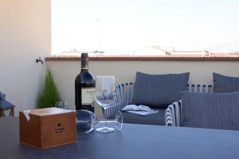 View (from property/room), Balcony/Terrace, Food and drinks, Seating area, Dining area, Drinks, Alcoholic drinks