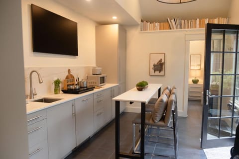 TV and multimedia, Kitchen or kitchenette, Dining area, stove