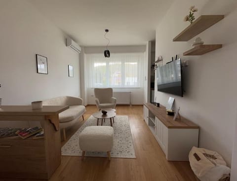 Communal lounge/ TV room, TV and multimedia, Seating area