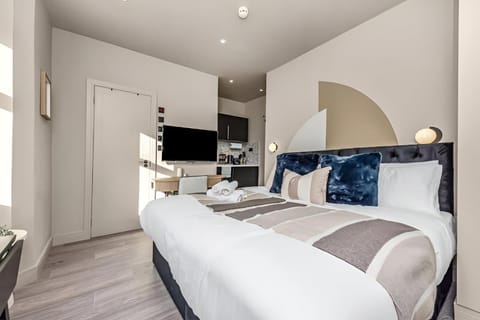 Bed, TV and multimedia, Bedroom, hair dresser