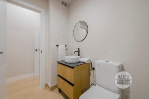 Toilet, Bathroom, towels