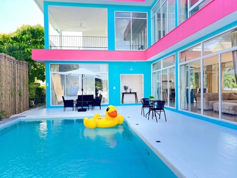 Property building, Patio, Day, Pool view, Swimming pool, sunbed