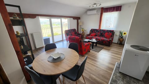 Kitchen or kitchenette, Living room, Seating area, Dining area, minibar