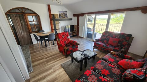 Communal lounge/ TV room, TV and multimedia, Kitchen or kitchenette, Living room, Seating area, Dining area, Evening entertainment