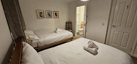 Sun Gardens Retreat- can sleep 10 with 4 Double Beds & 2 sofa beds House in England