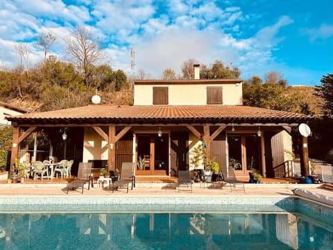 Property building, Patio, Day, Garden, Pool view, Swimming pool, sunbed
