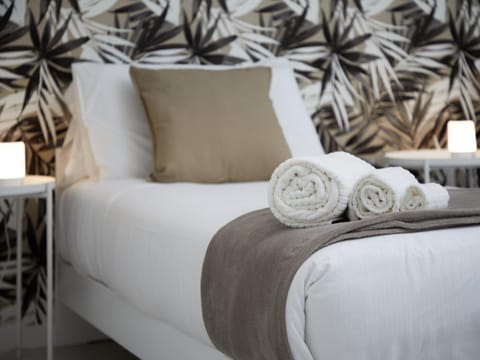 Bed, Bedroom, towels