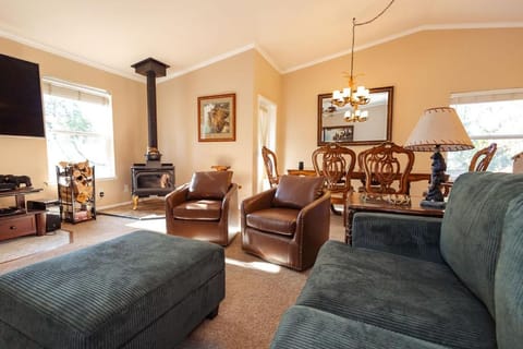 Eagle Retreat Mountain Escape New With AC House in Shaver Lake