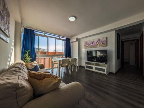 TV and multimedia, Living room, Evening entertainment