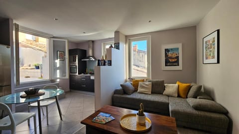Kitchen or kitchenette, Living room