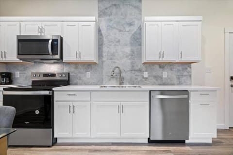 Spring at The Golden Goose including King Bed, Parking, Security and Laundry Apartment in Evansville