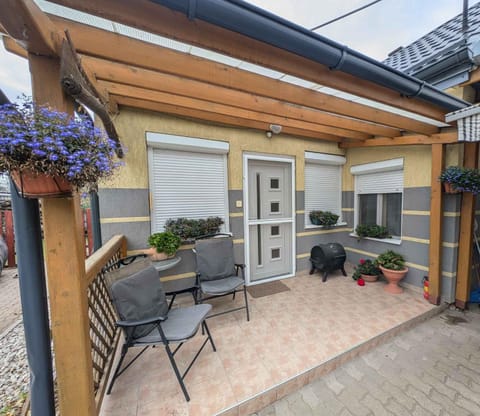Property building, Summer, Garden, Balcony/Terrace