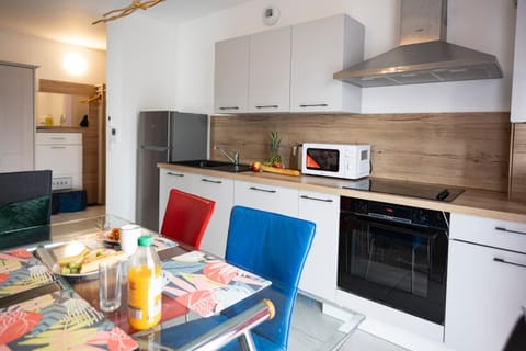 Coffee/tea facilities, Kitchen or kitchenette, Dining area, oven