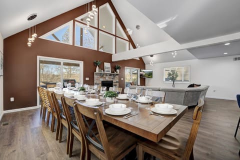 Kitchen or kitchenette, Living room, Seating area, Dining area