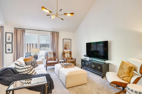 Near Shops and Cafes Beaverton Haven with Luxe Decor! House in Tigard