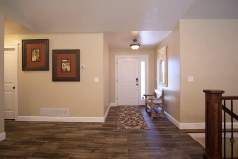 3 Car Garage Full Kitchen Large Backyard Smart TVs House in Idaho